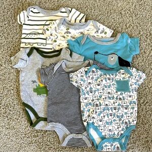 Large bundle of 6 short sleeve onesies size 0-3 months